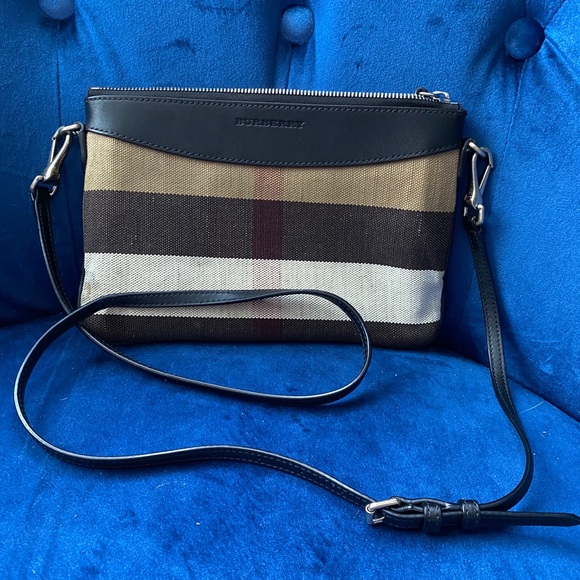Burberry Handbags - Burberry crossbody